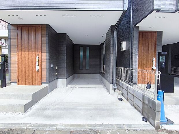 【カースペース】ビルトインガレージは雨や雪、台風の時に大変重宝します。愛車を守ってくれる頼もしい味方です。