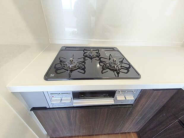 【【3口コンロ】】 凹凸が少ないフラットトップコンロ。お掃除もラクラクです。