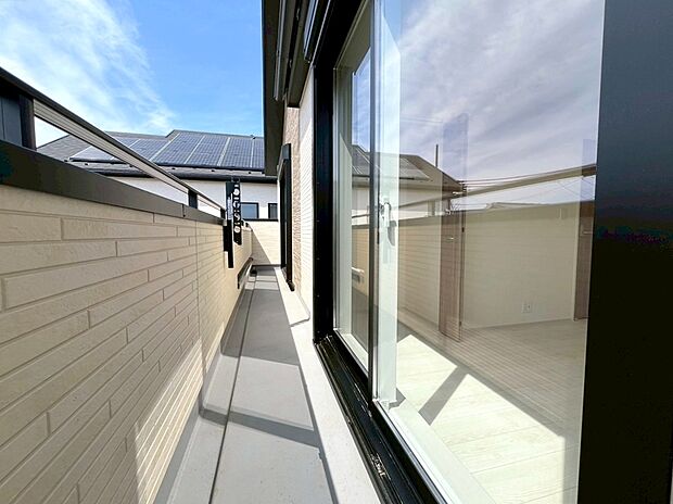 【バルコニー】お洗濯ものや布団を干したりするのに十分なスペースを取ったバルコニーは大変便利です。