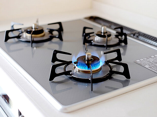 【3口コンロ】凹凸が少ないフラットトップコンロ。お掃除もラクラクです。