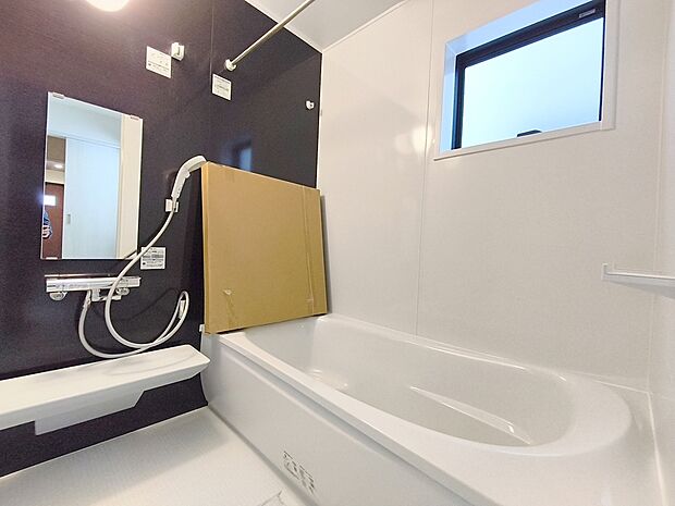 【浴室】一日の疲れを癒すための心地よい浴室はゆとりあるサイズを採用。浴室乾燥機付き！汚れにくくお手入れしやすい浴室です。