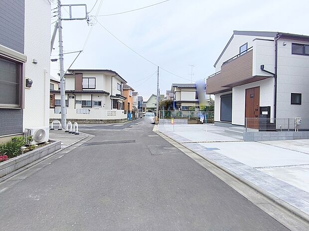 【前面道路含む外観】前面道路は4.5mの道路です。