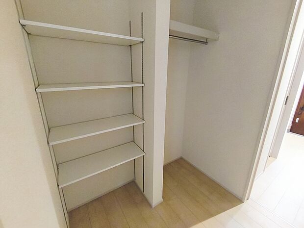 【【ファミリークローゼット】】1階にはファミリークロークを完備。帰ってきてすぐ上着などを収納できます。