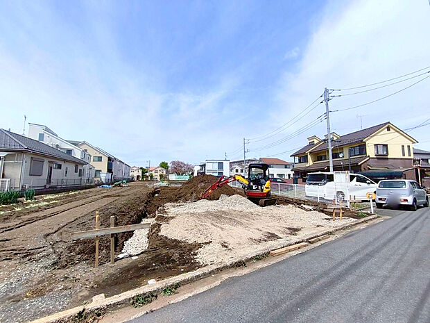 【現地外観】子育てにも嬉しい、緑豊かな自然が広がる閑静な住宅地、南向きの邸宅です。この機会に是非現地をご覧ください。