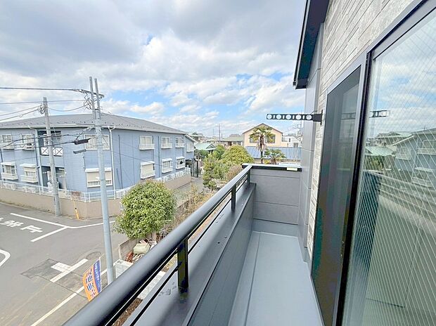 【バルコニー】お洗濯ものや布団を干したりするのに十分なスペースを取ったバルコニーは大変便利です。