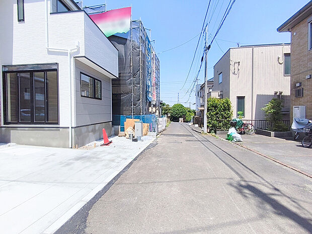 【前面道路含む現地写真】南側道路で日当たり良好!光と風が通り抜ける気持ちの良い空間です