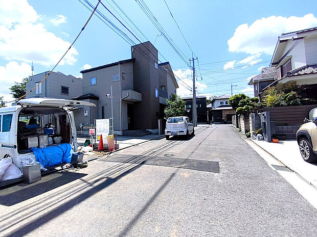 【前面道路含む現地写真】緑の潤いと開放感を感じられる静かで落ち着いた住環境です。