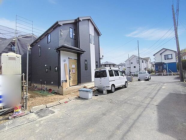 【前面道路含む外観】四季を通じて自然と触れ合えるスポットが周辺には盛りだくさん!