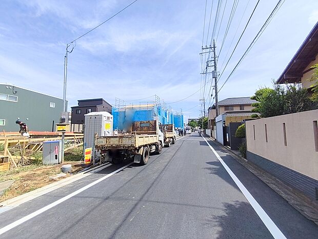 【前面道路】前面道路は6メートル。ゆとりもあり車庫入れもスムーズにできますね。