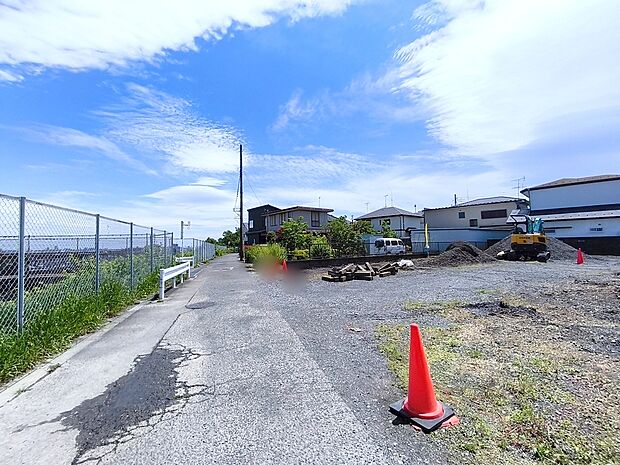 【前面道路】前面道路は4.31メートル。駐車が苦手な方にも嬉しい住まいです。