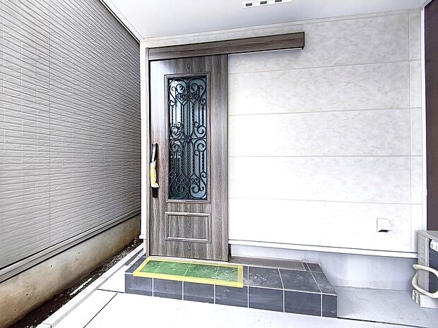 【玄関】玄関ドアはカードキー付！タッチするだけでいいので両手がふさがっていもらくらく解錠！