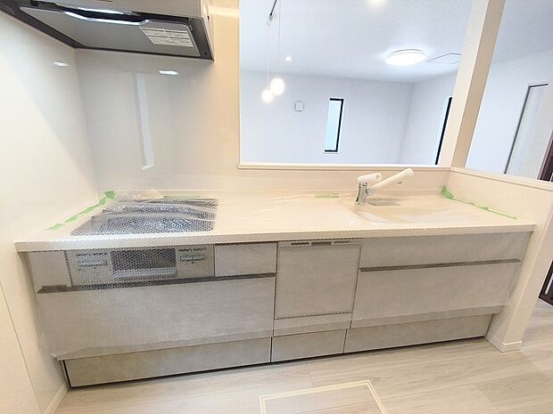 【キッチン】白を基調にした清潔感あふれるキッチン。広々としたシステムキッチンは使いやすく、家事仕事もはかどりそうですね。