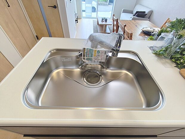 【【浄水器】】浄水器をスリムに内蔵したハンドシャワー式の水栓金具です。いつでもおいしい水をいつでも手軽に使えます