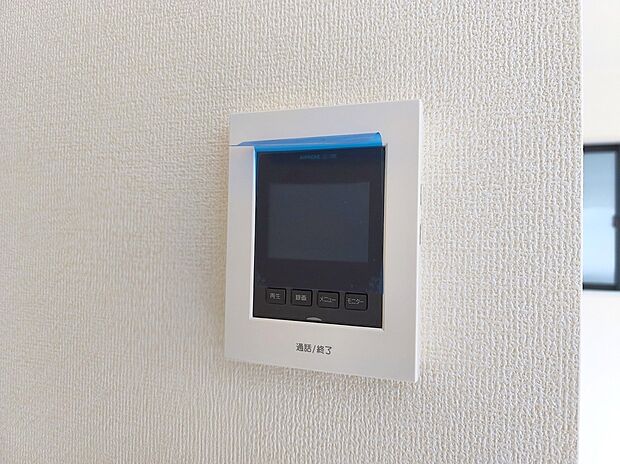 【【モニター付きインターホン】】玄関を確認しなくても誰が来たのかすぐわかります。訪問者を確認してから会話することができますので安心して対応できます。