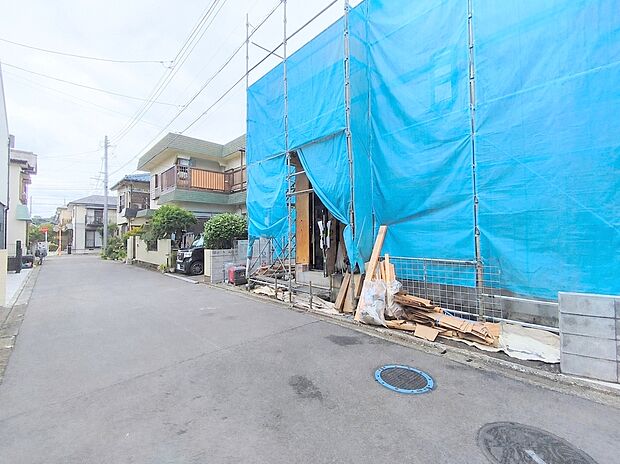 【前面道路】前面道路は車通りも少なく、お子さまのいるご家庭でも安心ですね。
