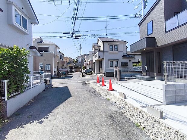 【前面道路含む現地写真】子育てにも嬉しい、緑豊かな自然が広がる閑静な住宅地、南向きの邸宅です。この機会に是非現地をご覧ください。