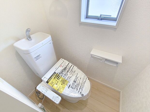 【温水洗浄便座】トイレは清潔感のあるオフホワイト♪ 毎日使う場所だからこそお手入れも楽々にできる機能が搭載。汚れが付着しにくい便器でお掃除も楽々。