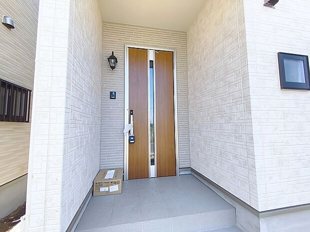 【玄関】永くお住いになっても飽きの来ないシンプルなデザイン。快適な生活環境を重視した、細部までこだわりのある間取り・仕様です。
