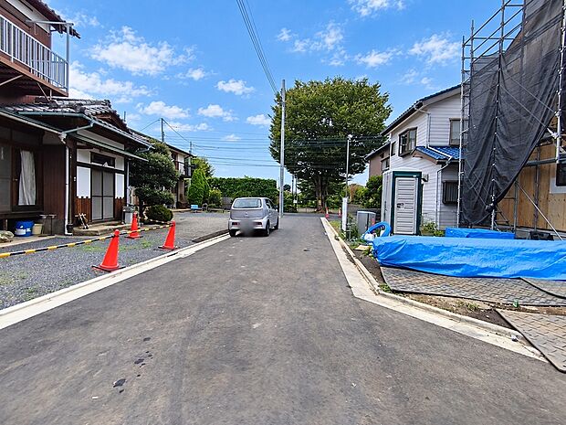 【前面道路含む現地写真】緑の潤いと開放感を感じられる静かで落ち着いた住環境です