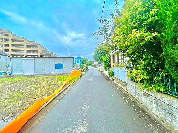 【前面道路】前面道路は4メートル。駐車が苦手な方にも嬉しい住まいです。