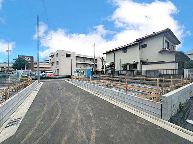【前面道路含む外観】角地の開放感があります。日当たりもよく気持ちのいい立地です。