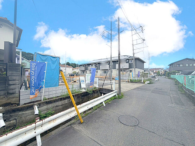 【前面道路含む外観】閑静な住宅街に全5棟の新築分譲住宅が誕生します。残2棟!エアコンや食洗機も標準装備!