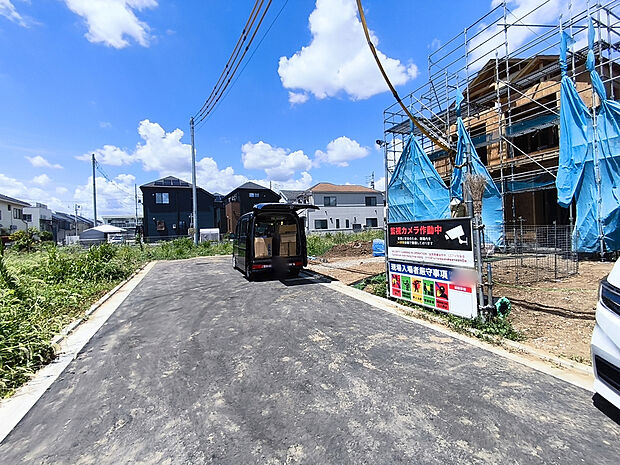 【前面道路】前面道路は5メートル。駐車が苦手な方にも嬉しい住まいです。