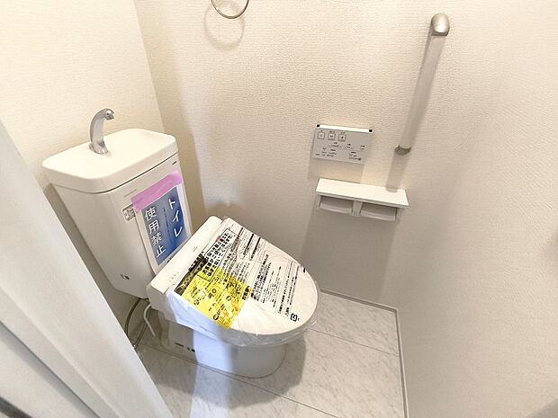 【【温水洗浄便座】】メーカーによってはウォシュレット・シャワートイレともいいますね♪魅力は清潔な状態をキープする事が出来、冬になると便座が冷たいなんて思いもしなくてすみます!!