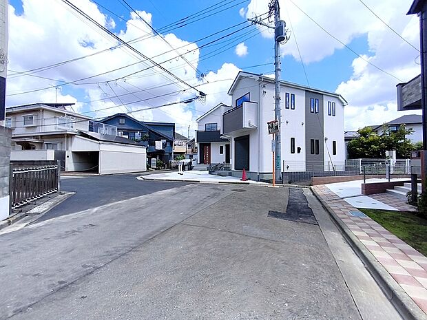 【前面道路】前面道路は6メートル。駐車が苦手な方にも嬉しい住まいです。