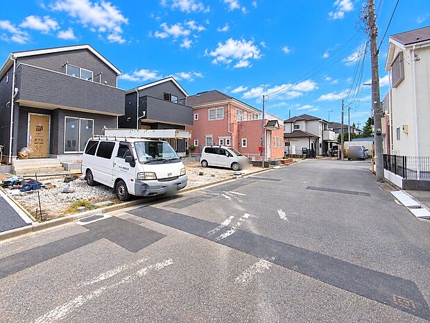 【前面道路含む外観】前面道路は約6mの幅広な道路です。入出庫の際もらくらくです。