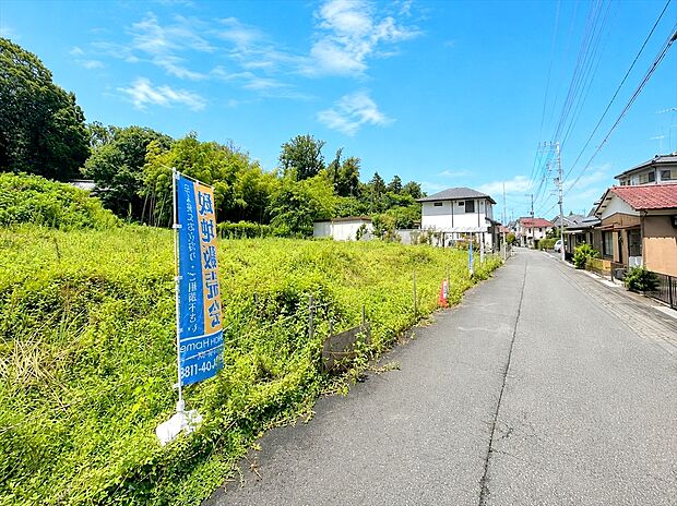 【現地写真】駐車場は嬉しい各棟2台スペースがございます。駅から歩いてもよし、会社から車で帰ってきてもよし。理想の住まいかもしれません!
