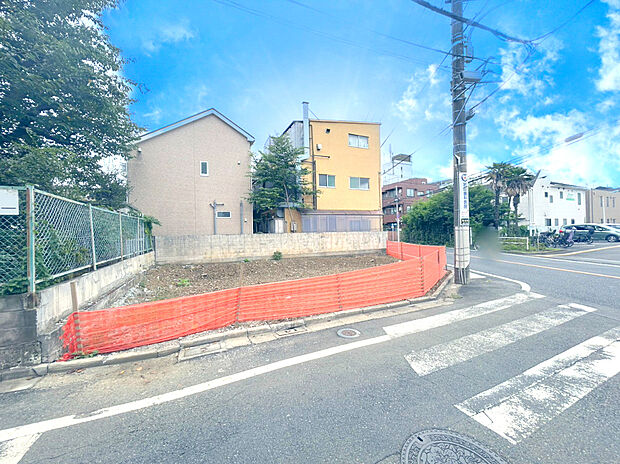 【現地外観】学校やお買い物施設もお近くです。暮らしにゆとりが生まれます。