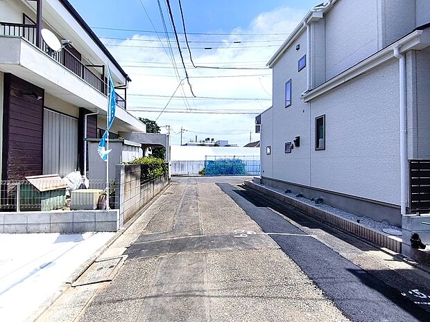 【前面道路含む現地写真】南側4.5m道路に面した整形地!陽当り良好です!