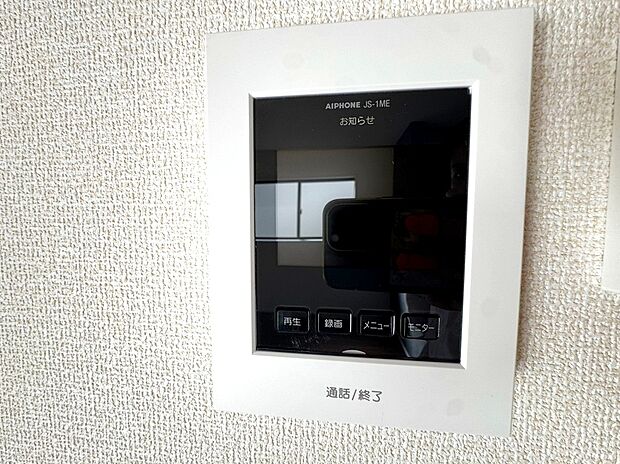 【【モニター付きインターホン】】玄関を確認しなくても誰が来たのかすぐわかります。訪問者を確認してから会話することができますので安心して対応できます♪