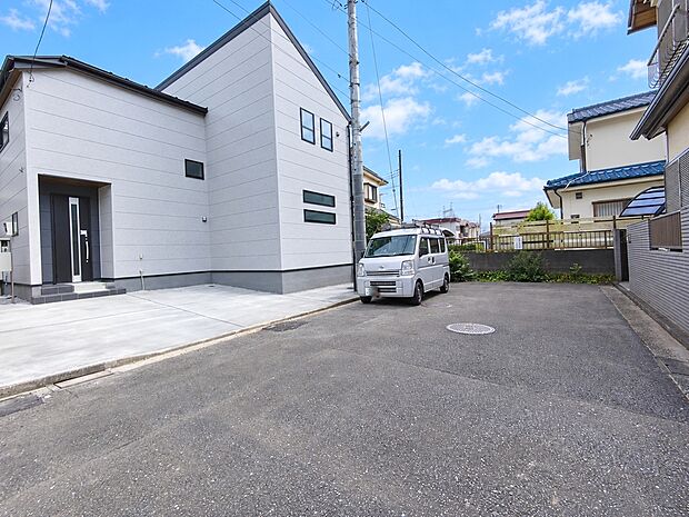 【前面道路含む現地写真】前面道路は6mの幅広な道路です。入出庫の際もらくらくです。