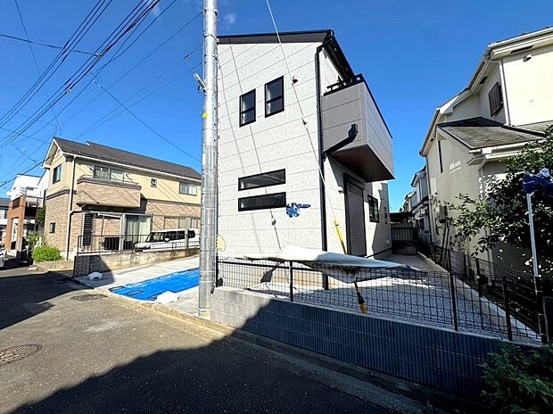 【外観】永くお住いになっても飽きの来ないシンプルなデザイン。快適な生活環境を重視した、細部までこだわりのある間取り・仕様です。
