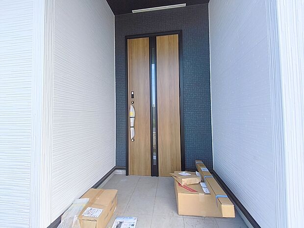 【玄関】玄関ドアはカードキー付!タッチするだけでいいので両手がふさがっていもらくらく解錠!