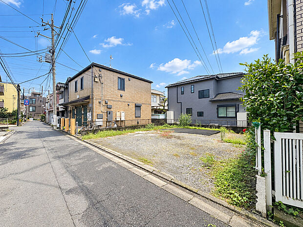 【現地外観】学校やお買い物施設もお近くです。住環境は良好です。