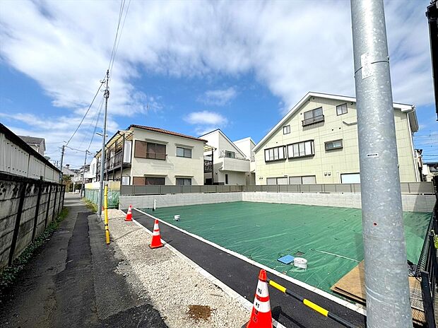 【前面道路】駅チカと、広い空が一望できる閑静さを両立させたい方にはピッタリの立地環境です。参考プランもございますお気軽にご相談ください。
