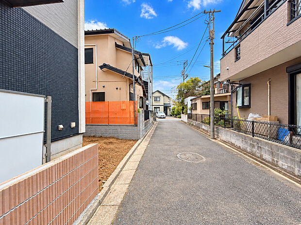 【前面道路】前面道路は住宅地専用の道路。車通りも少なく、子育てにも安心です。