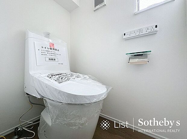 【トイレ】■レストルーム■(5号棟)いつでも快適・清潔に保てるシャワートイレ。リモコンは壁付けタイプでお掃除もラクラク♪トイレは窓付きなので換気もしやすく、明るい空間です♪