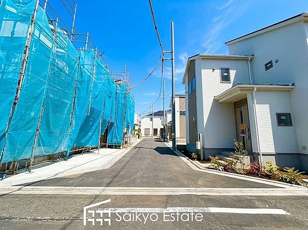 現地外観を含む前面道路