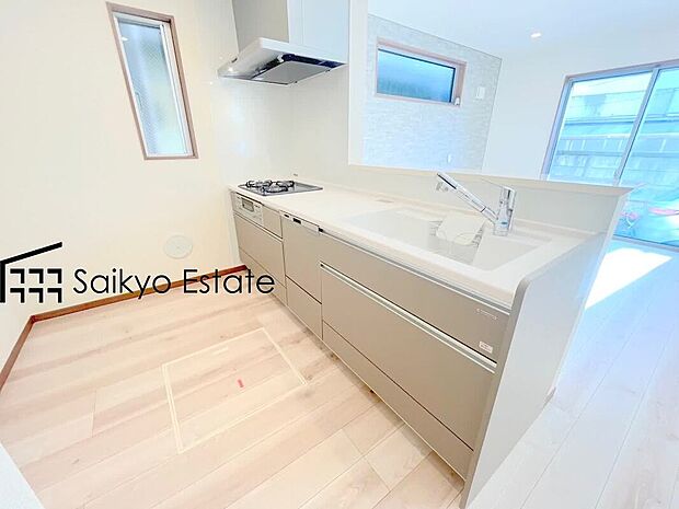 【キッチン（施工例）】リビングにいる家族とコミュニケーションがとりやすい、人気のカウンターキッチンを採用。小さなお子さんがリビングにいても目が届くので安心。来客時には会話を楽しみながらお料理もできます。食洗機付です。
