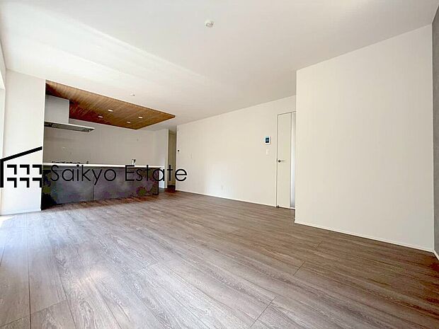 【リビング（2号棟）】開放感と採光にこだわったLDKです。陽光いっぱいの空間で家族団らんの時間も増えそうですね！
