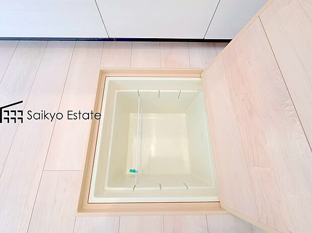 【【床下収納】】ストックの食材や普段使わない調理器具・食器などを管理しやすく収納できます。