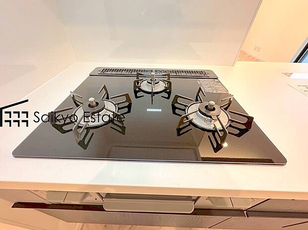 【3口ガスコンロシステム】「3口ガスコンロシステム」はたくさんの料理が同時に作れて便利な上、凹凸が少ないフラットトップなのでお掃除も楽々です。
