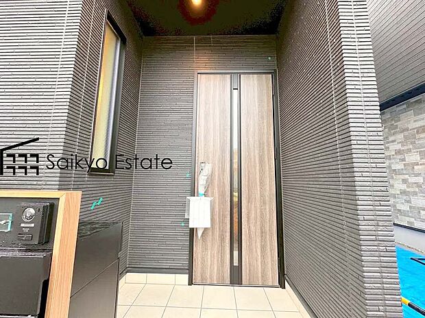 【玄関】家の顔となる玄関は、格調高いデザイン性が求められます。高級感と断熱性、防犯性に優れた玄関ドアを標準装備。