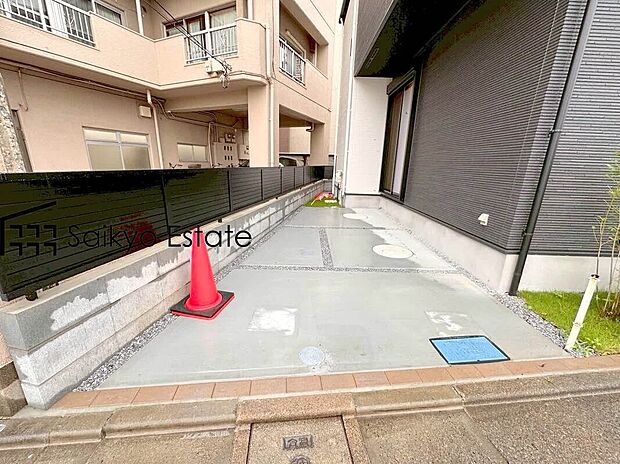 【駐車場】カースペースはコンクリート仕上げの為、雨の日でも足元が気になりません！自転車やバイクを置くスペースもございます！