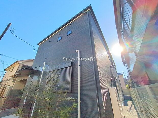 【現地写真】敷地面積51坪超！LDK約24.3帖！勾配天井で開放感のある広々リビング！全居室収納完備！全居室6帖以上の大型4LDKタイプの間取りプラン！約8.3帖の主寝室にはWIC付きです！