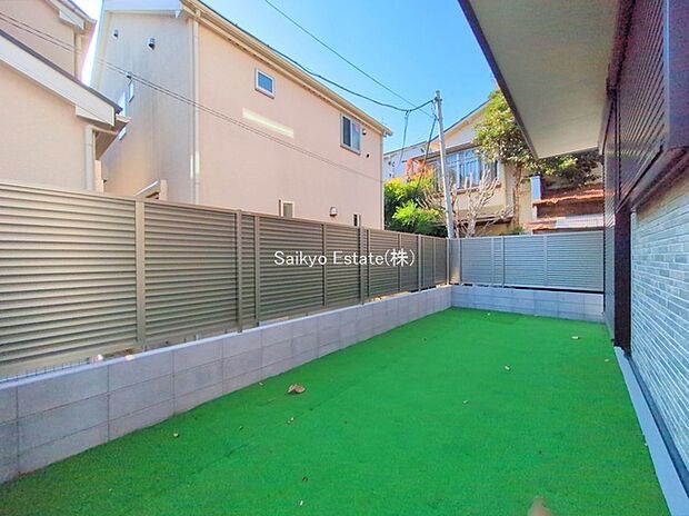 【庭スペース】小学校まで徒歩約7分、中学校まで徒歩約4分でお子様が無理なく通える距離です。保育園や公園も近く、子育てファミリーに嬉しい環境です！スーパーやコンビニも徒歩圏内に充実！生活環境良好です！
